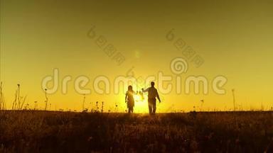 爸爸和妈妈正在和小<strong>宝宝</strong>玩，手握在夕阳的金色<strong>阳光</strong>下。